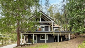 Une maison à deux étages avec un porche et un garage.