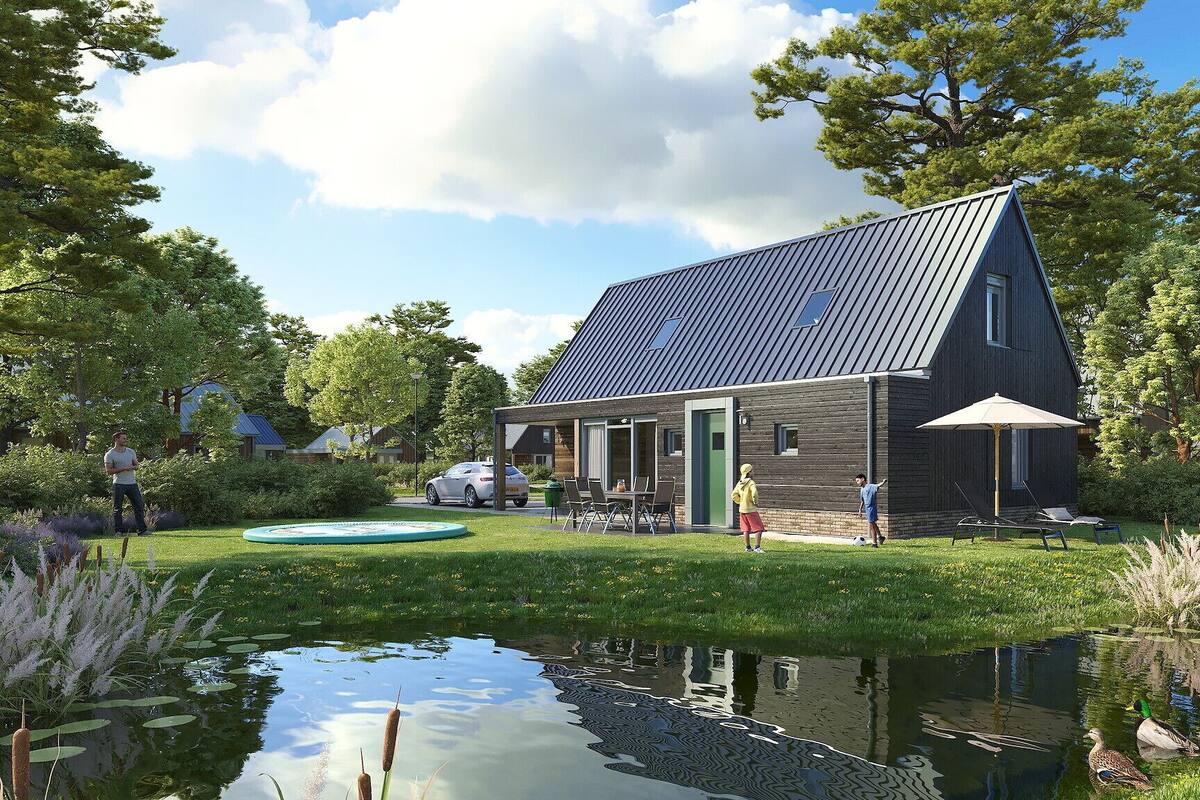 Una casa moderna con techo inclinado, piscina y estanque.