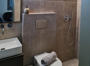 Haartrockner, Handtücher, Toilettenpapier