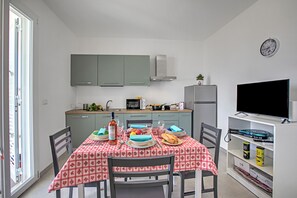 ファミリー アパートメント 2 ベッドルーム バルコニー (Boutique Apartament with Pool and) | お食事