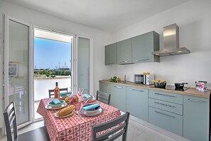 Appartement Familial, 2 chambres (Boutique Apartament Pool&Padel) | Cuisine privée | Réfrigérateur, micro-ondes, four, plaque de cuisson