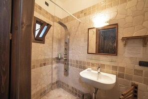 Shower, hair dryer, bidet, towels - Masseria Illo Tempore (Carpignano Salentino)