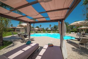 Εποχική εξωτερική πισίνα