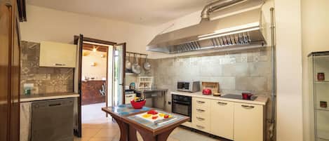 Fridge, oven, stovetop, coffee/tea maker