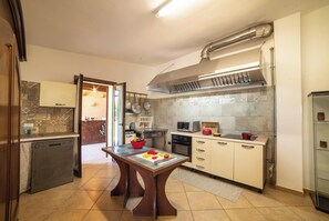 Fridge, oven, stovetop, coffee/tea maker - Masseria Illo Tempore (Carpignano Salentino)