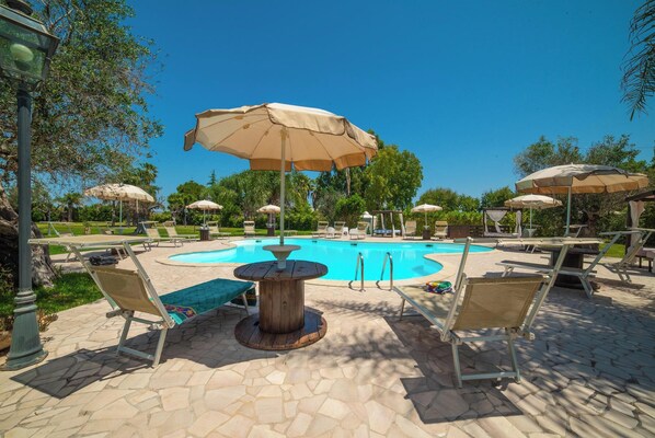 Hồ bơi ngoài trời phục vụ theo mùa 