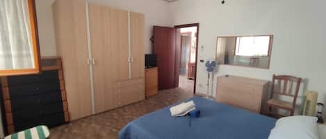 3 Schlafzimmer, Bügeleisen/Bügelbrett, Bettwäsche