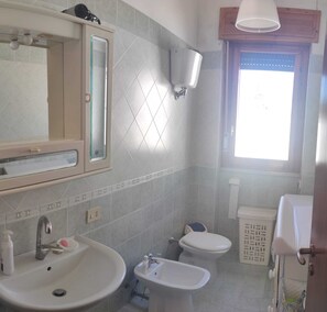 Douche, sèche-cheveux, bidet, serviettes fournies