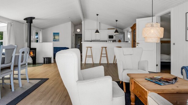 Un interior moderno con sala de estar, cocina y comedor.