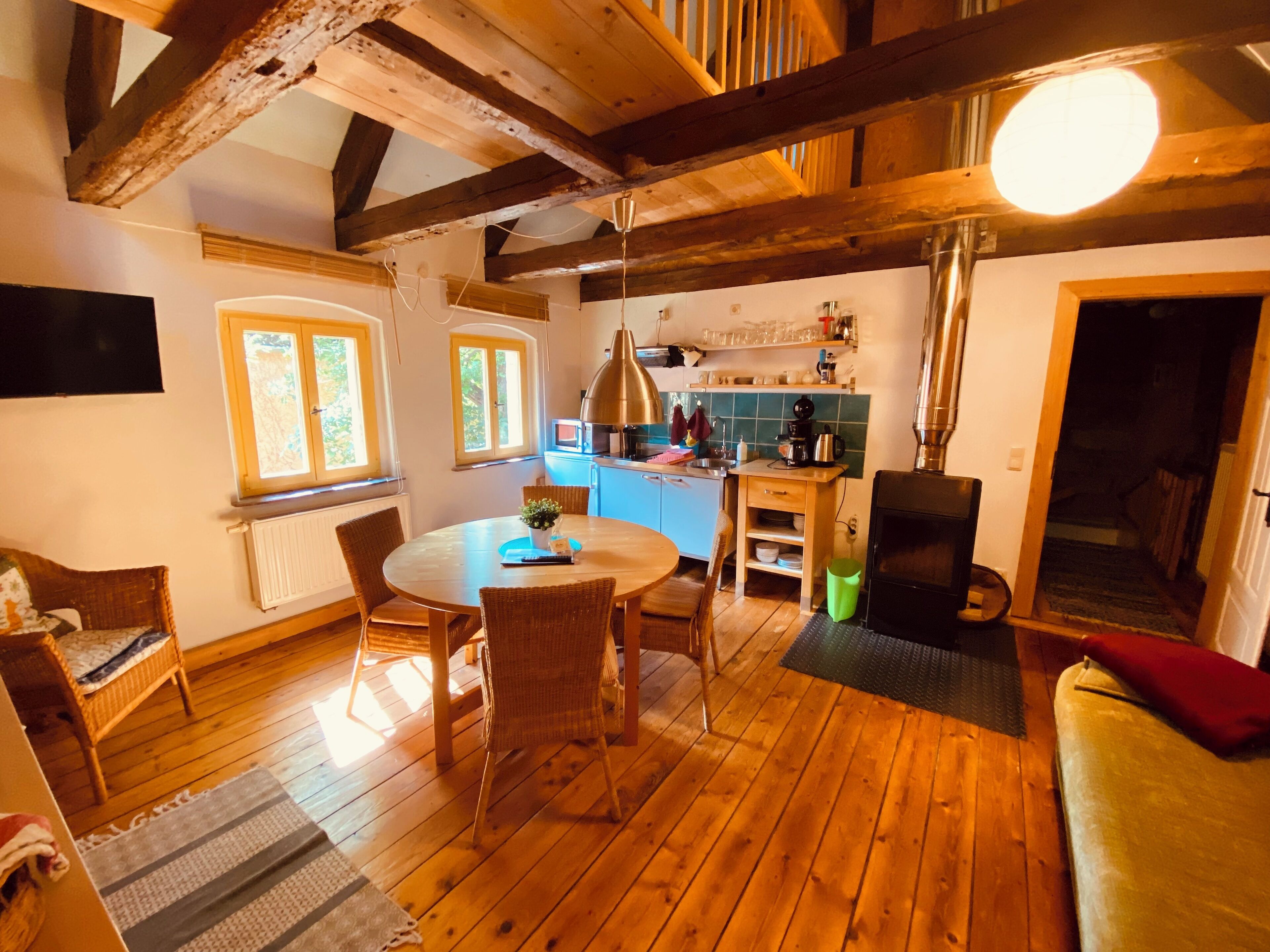 Bloc d'apartaments tradicional | Cuina privada | Bullidora elèctrica i una taula de menjador 