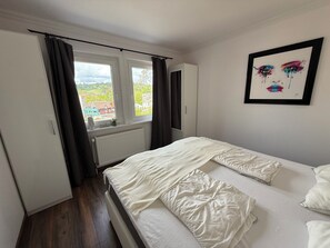 2 bedrooms, travel cot, WiFi