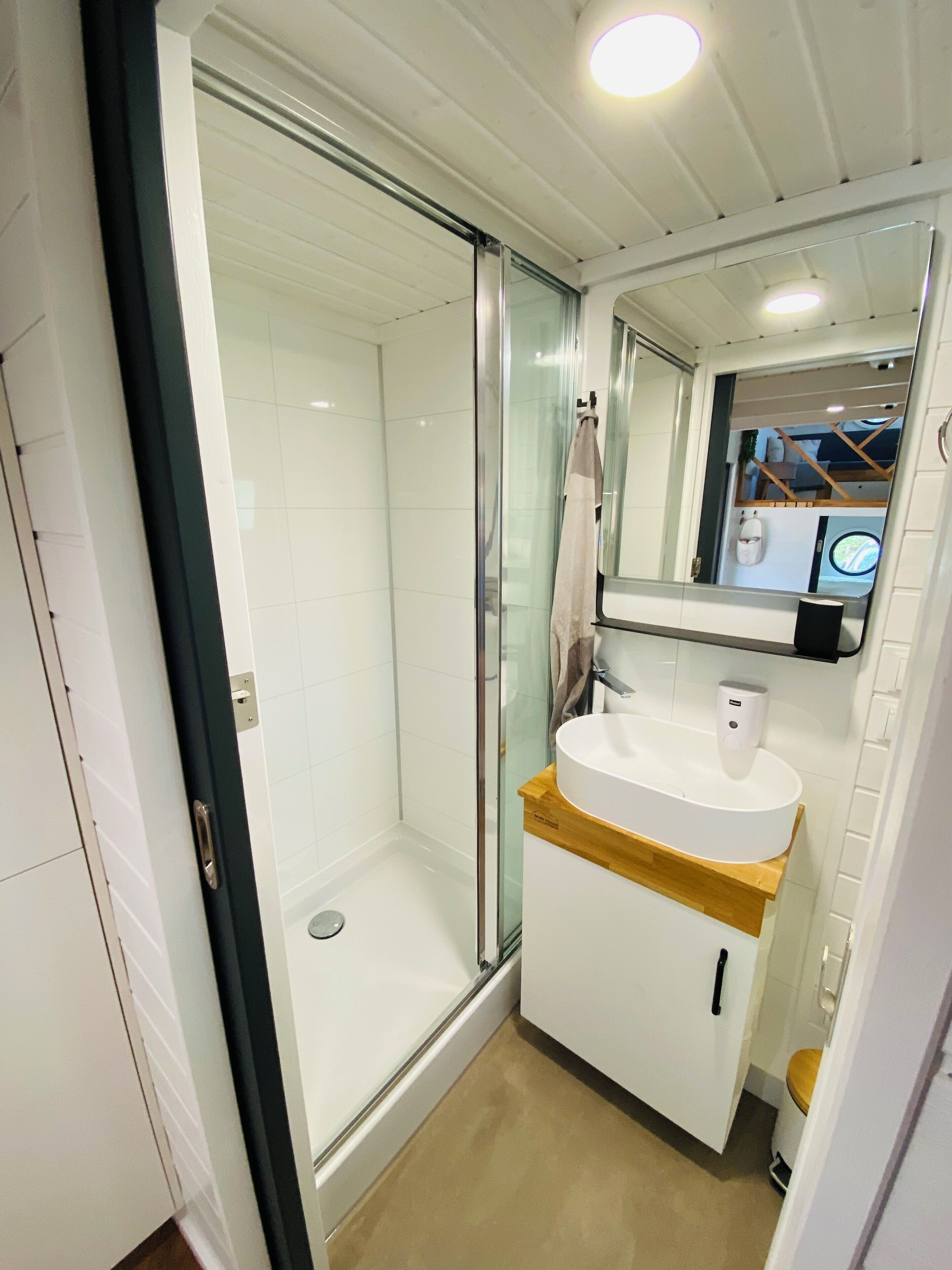 Een douche, een haardroger, handdoeken, zeep