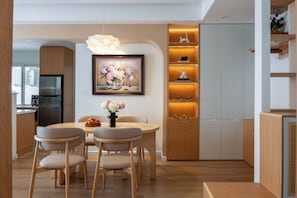 Cookware/dishes/utensils, dining tables