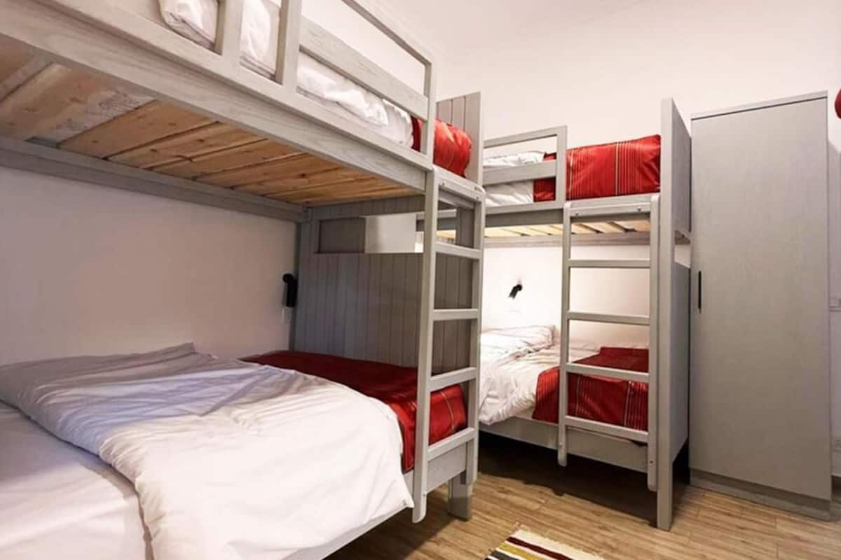 4 Beds Female Dorm Sharing Room