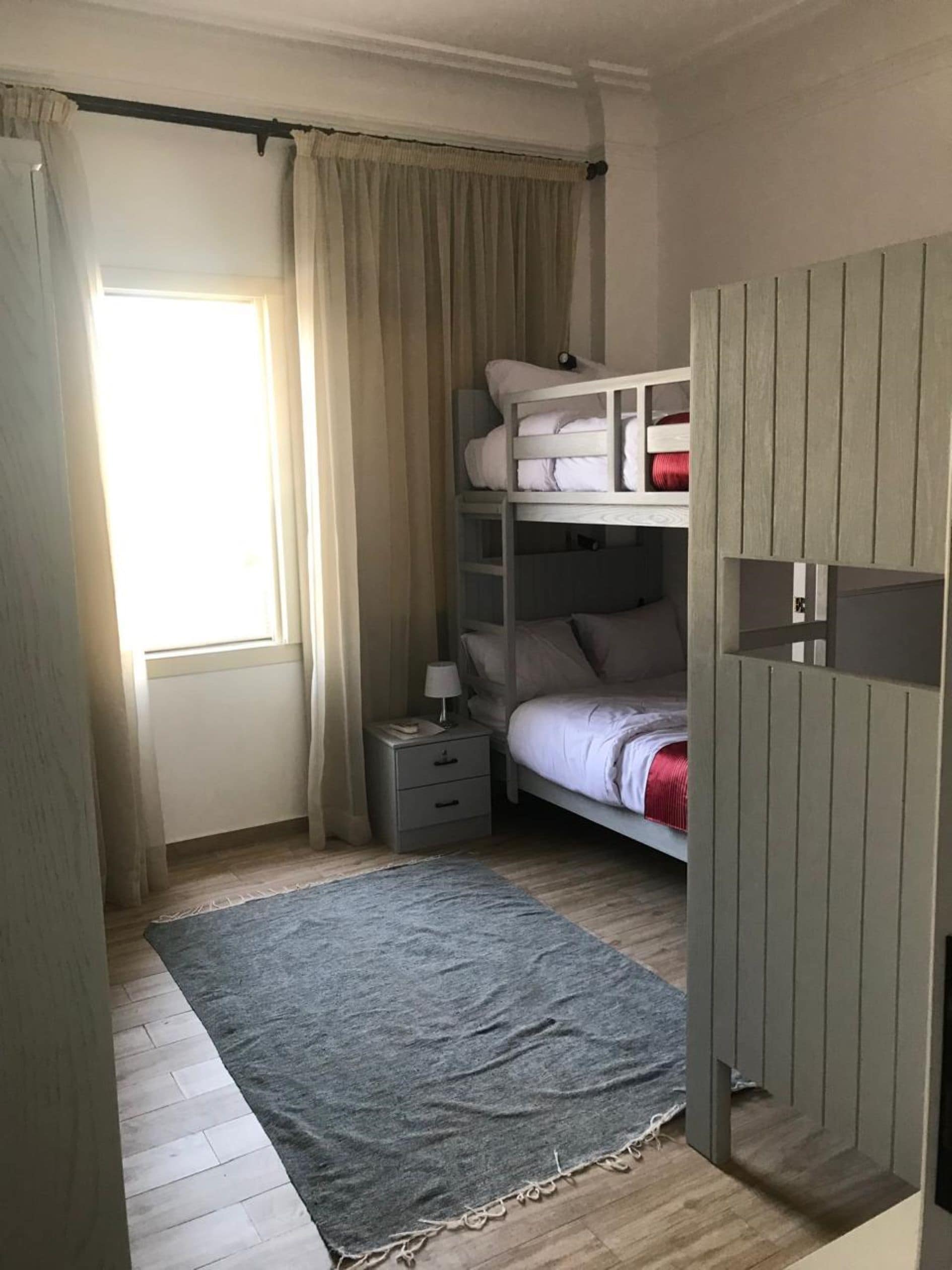 Tempur Pedic-bedden, geluiddichte muren, gratis wifi, beddengoed