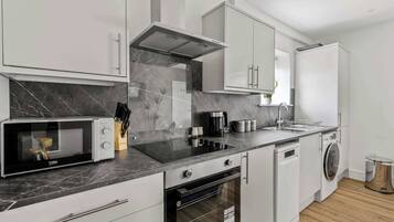 Refrigerador, microondas, horno y parrilla de estufa