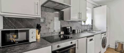 Refrigerador, microondas, horno y parrilla de estufa