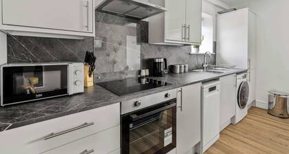 Modern & Cosy 2 Bed Apartment in Saltash