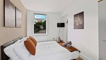 2 bedrooms, desk, iron/ironing board, WiFi