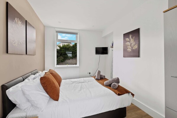 2 bedrooms, desk, iron/ironing board, WiFi