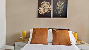 2 bedrooms, desk, iron/ironing board, WiFi