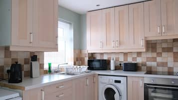 Kylskåp, mikrovågsugn, ugn och spishäll