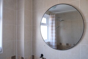 Douche, séchoir à cheveux, serviettes fournies