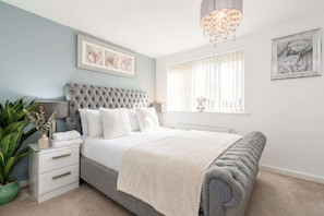 3 bedrooms, desk, iron/ironing board, WiFi