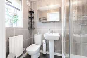 Douche, sèche-cheveux, serviettes fournies