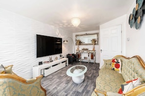 TV, offices - 3BR Garden Home | Near Doncaster Centre (Doncaster)