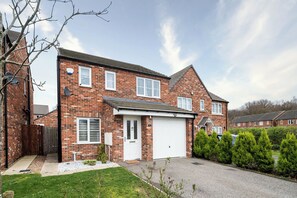 Exterior - 3BR Garden Home | Near Doncaster Centre (Doncaster)