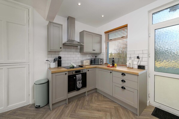 Kühlschrank, Mikrowelle, Ofen, Herdplatte