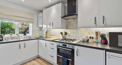 Bright & Spacious 3 Bedroom Home in Central Exeter