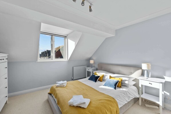 3 makuuhuonetta, työpöytä, silitysrauta/-lauta, Wi-Fi