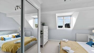 3 bedrooms, desk, iron/ironing board, WiFi