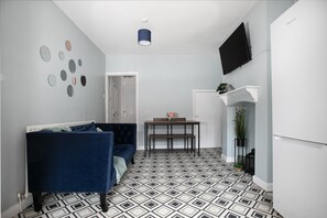 TV, offices - Convenient 3 Bedroom Home in Central Grantham (Grantham)