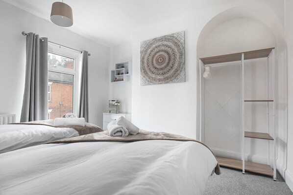 3 bedrooms, desk, iron/ironing board, WiFi