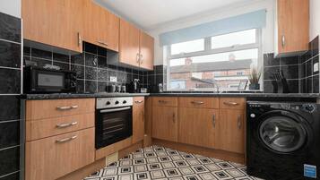 Kjøleskap, mikrobølgeovn, ovn og kokeplater