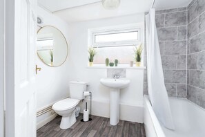 Ducha, secador de pelo, toallas