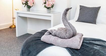 Stylish 4BR Family Home | Heart of Grimsby