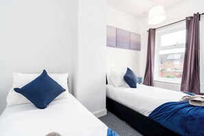 4 habitaciones, escritorio, tabla de planchar con plancha y wifi 