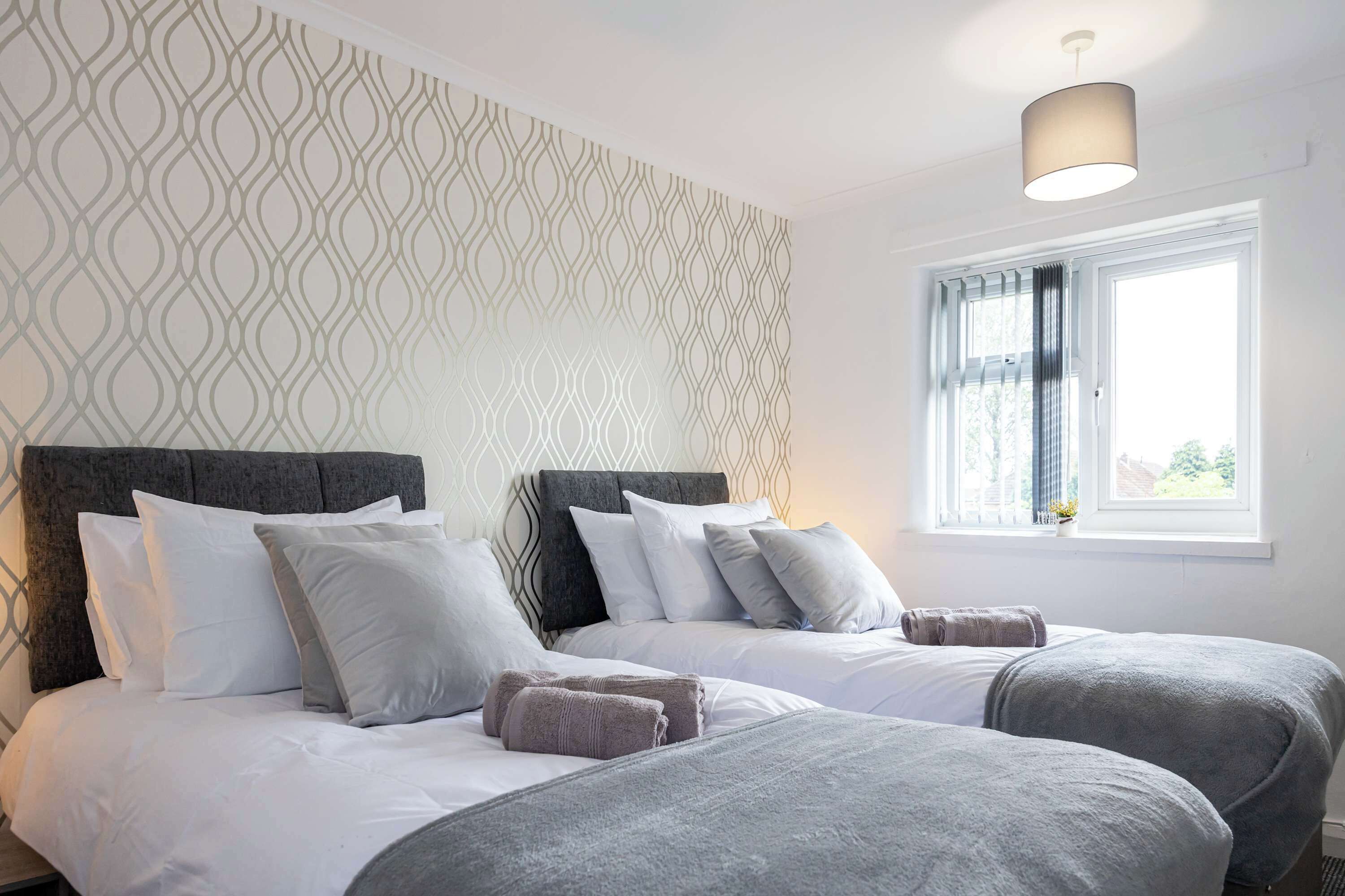 2 soverom, skrivebord, strykejern/-brett og sengetøy