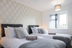 2 chambres, bureau, fer et planche à repasser, draps fournis