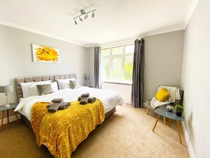 3 室のベッドルーム、デスク、アイロン / アイロン台、WiFi