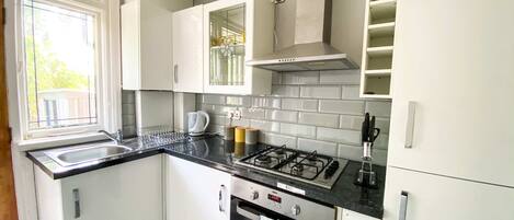 Kühlschrank, Mikrowelle, Ofen, Herdplatte