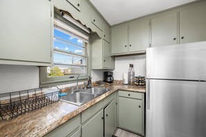 Een koelkast, een microgolfoven, een oven, een kookplaat