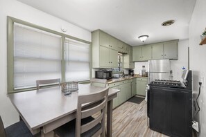 Een koelkast, een microgolfoven, een oven, een kookplaat