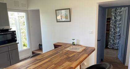 Country house on the Crozon peninsula. Close to shops and beaches