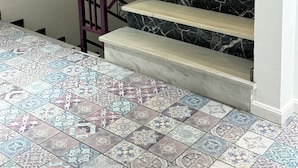A staircase with marble steps and a metal railing. - Hotel B and B Suites (Benidorm)