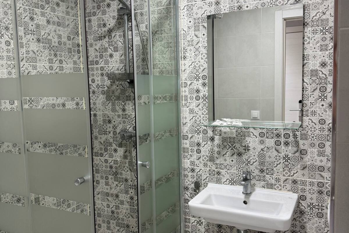Shower, towels, shampoo, toilet paper